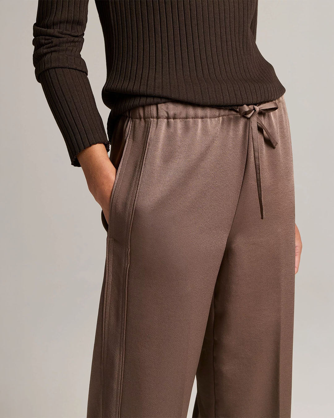 Vince Mid-Rise Shine Crepe Pull-On Pant